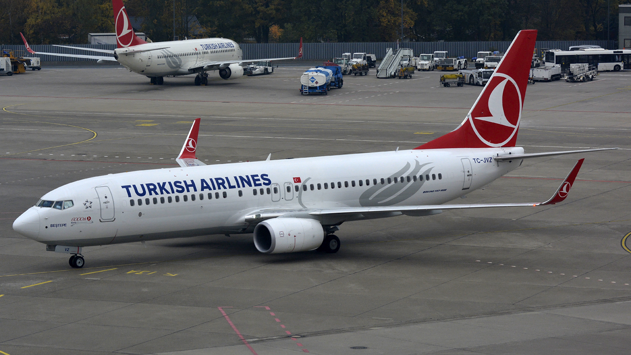 Turkish Airlines / B737-800W / TC-JVZ / Berlin-Tegel / 26.10.2016 *6000th B737NG sticker*