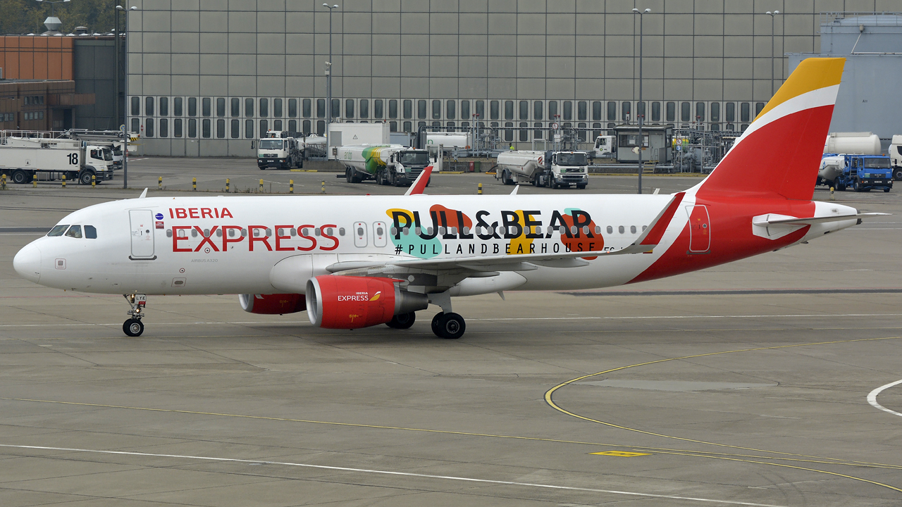 Iberia Express / A320-200SL / EC-LYE / Berlin-Tegel / 26.10.2016 *Pull&Bear c/s*